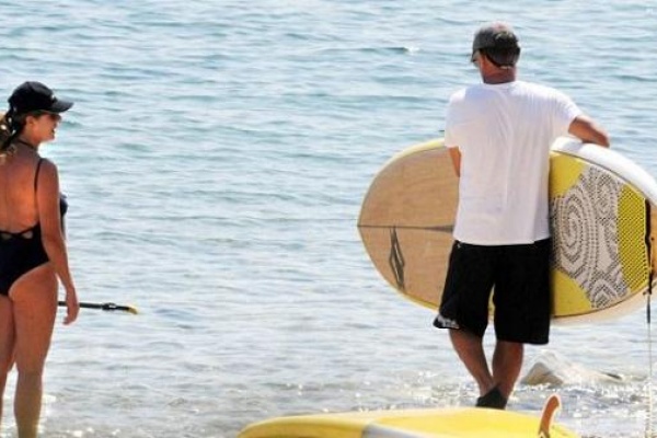 Tom Hanks and wife Rita Wilson go stand up paddling BestofAthens.gr